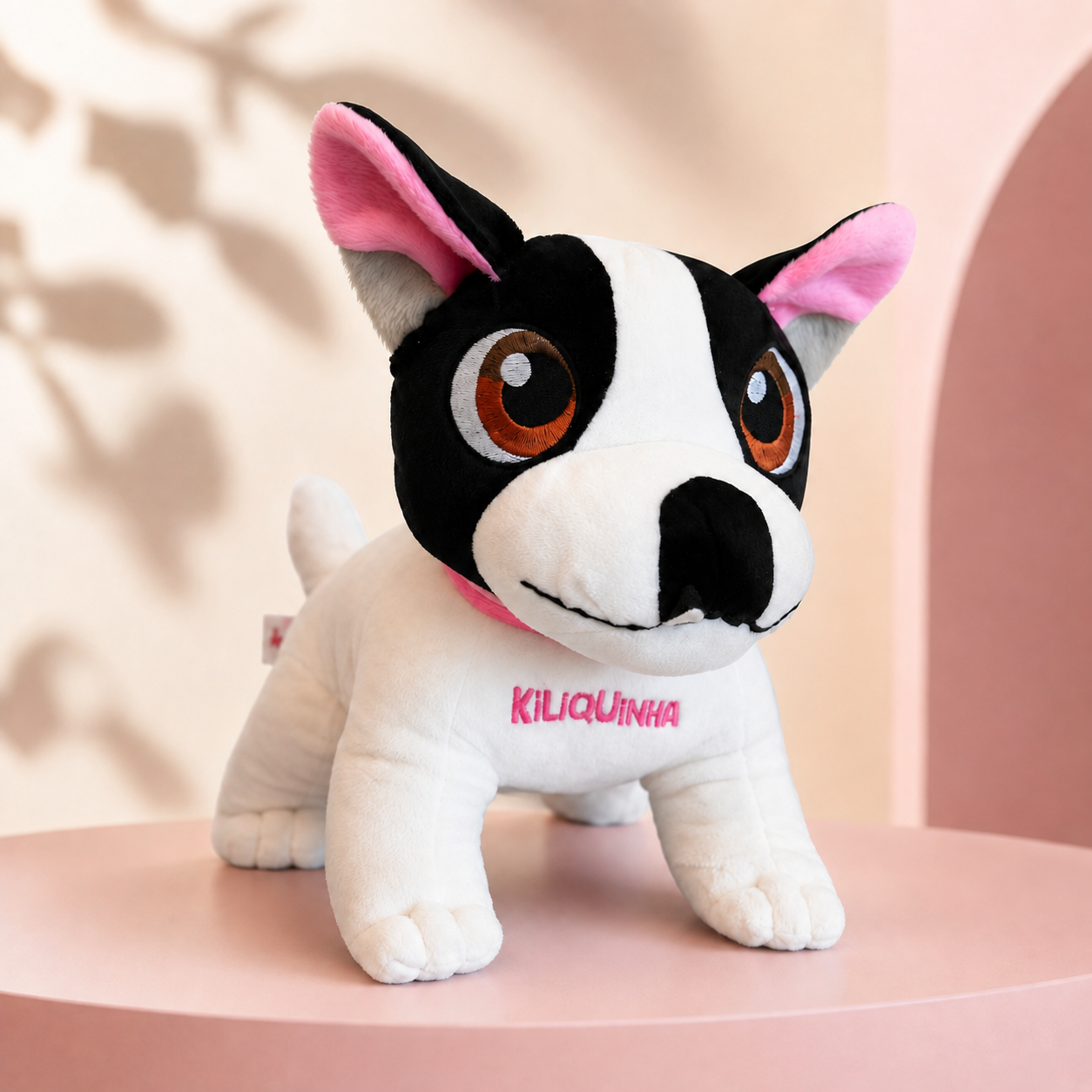 Pelúcia Oficial da Kiliquinha, cachorrinha de pelúcia branca e preta com orelhas rosa
